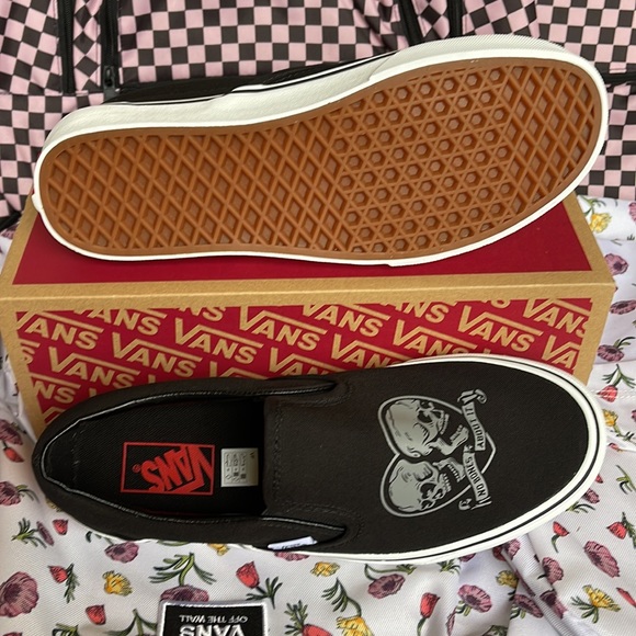 Vans Men’s Classic Slip-0n
Love You To Death Black/True Wht
VN0A5JMH6BT
Sneakers - Picture 5 of 16